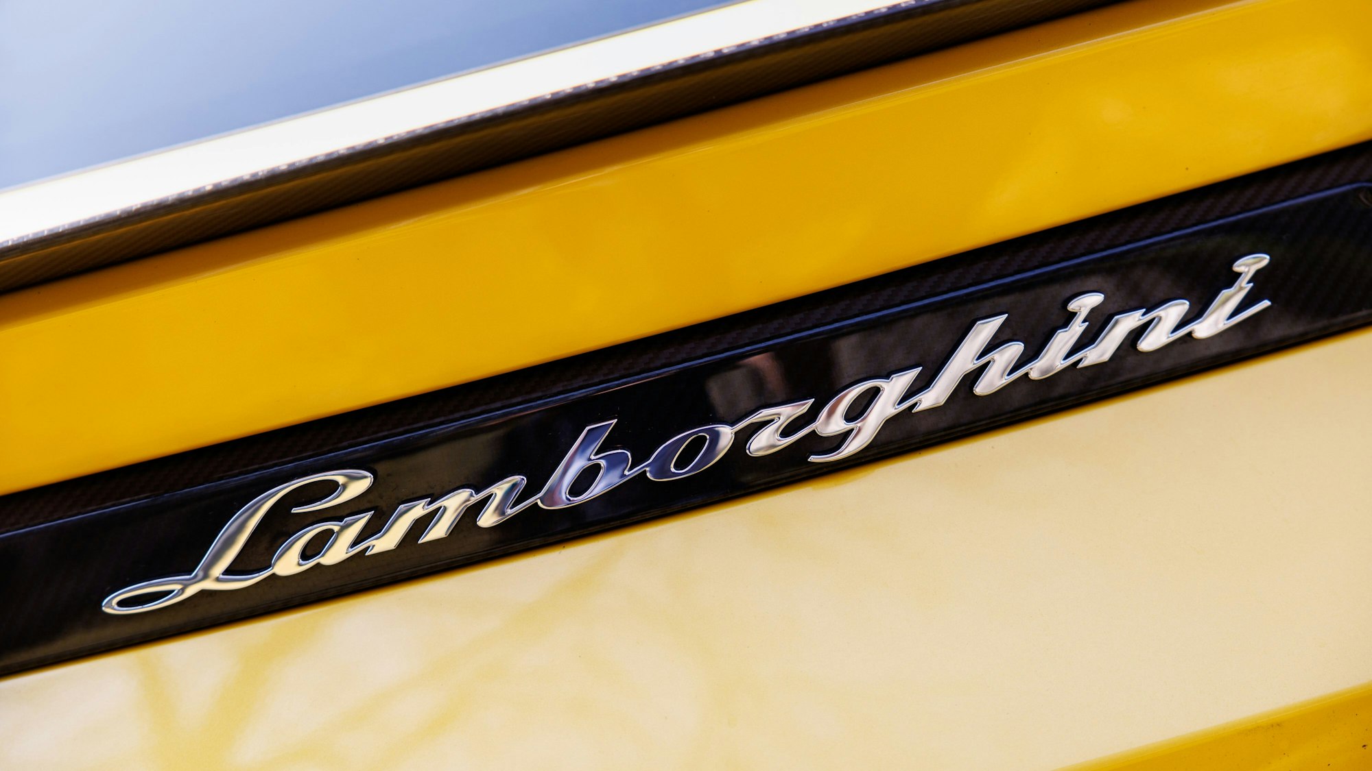 Das Lamborghini-Logo auf einem gelben Auto