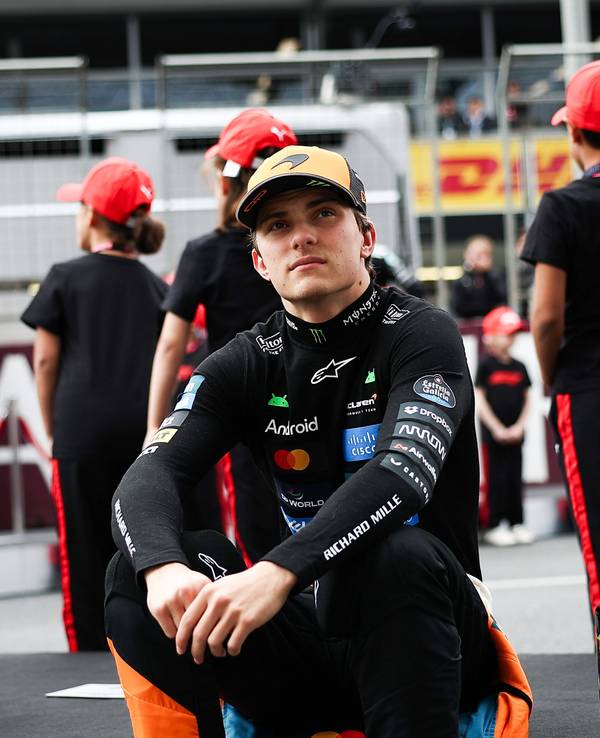 Oscar Piastri sitzt nach seinem Aus in Baku am Streckenrand.