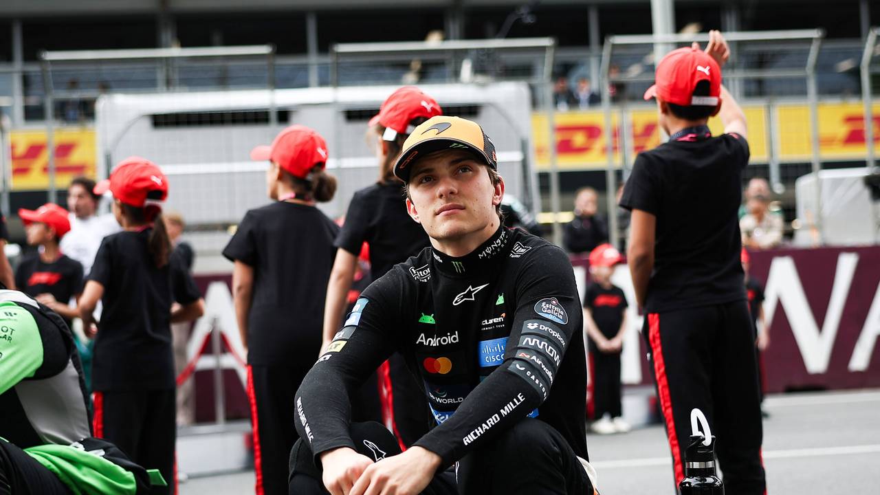 Oscar Piastri sitzt nach seinem Aus in Baku am Streckenrand.