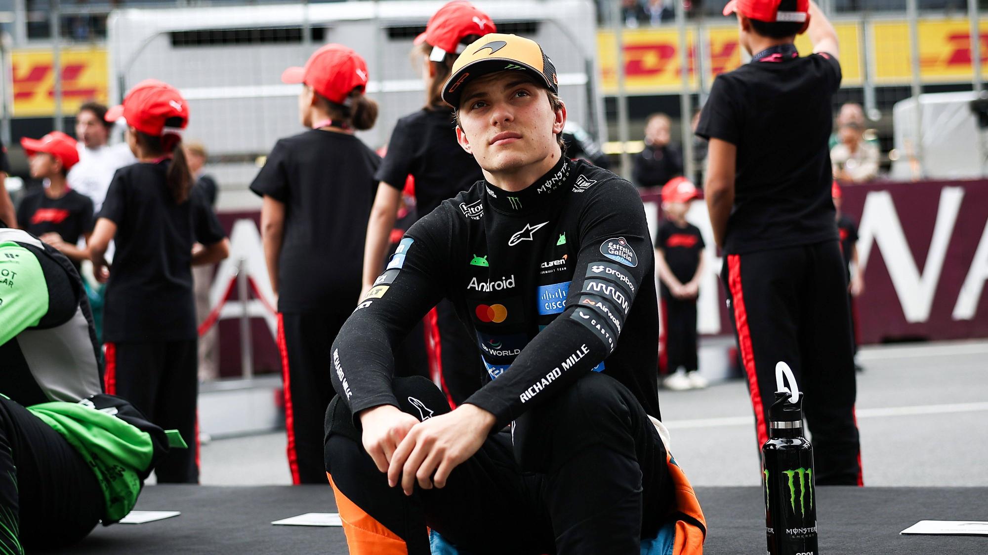Oscar Piastri sitzt nach seinem Aus in Baku am Streckenrand.