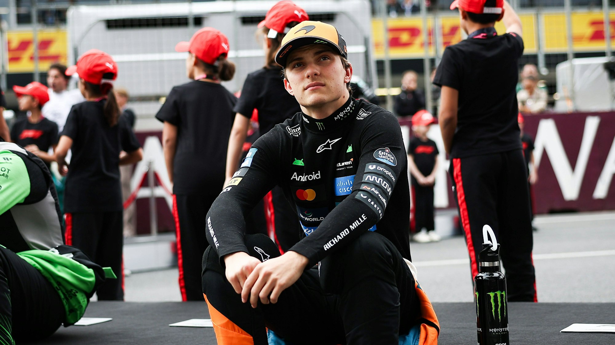 Oscar Piastri sitzt nach seinem Aus in Baku am Streckenrand.