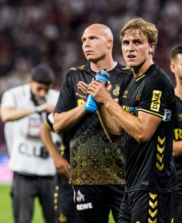 Timo Hübers applaudiert nach dem Abpfiff den Fans des 1. FC Köln in Leipzig.