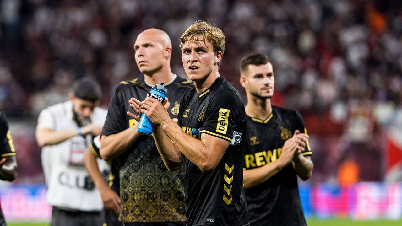 Timo Hübers applaudiert nach dem Abpfiff den Fans des 1. FC Köln in Leipzig.