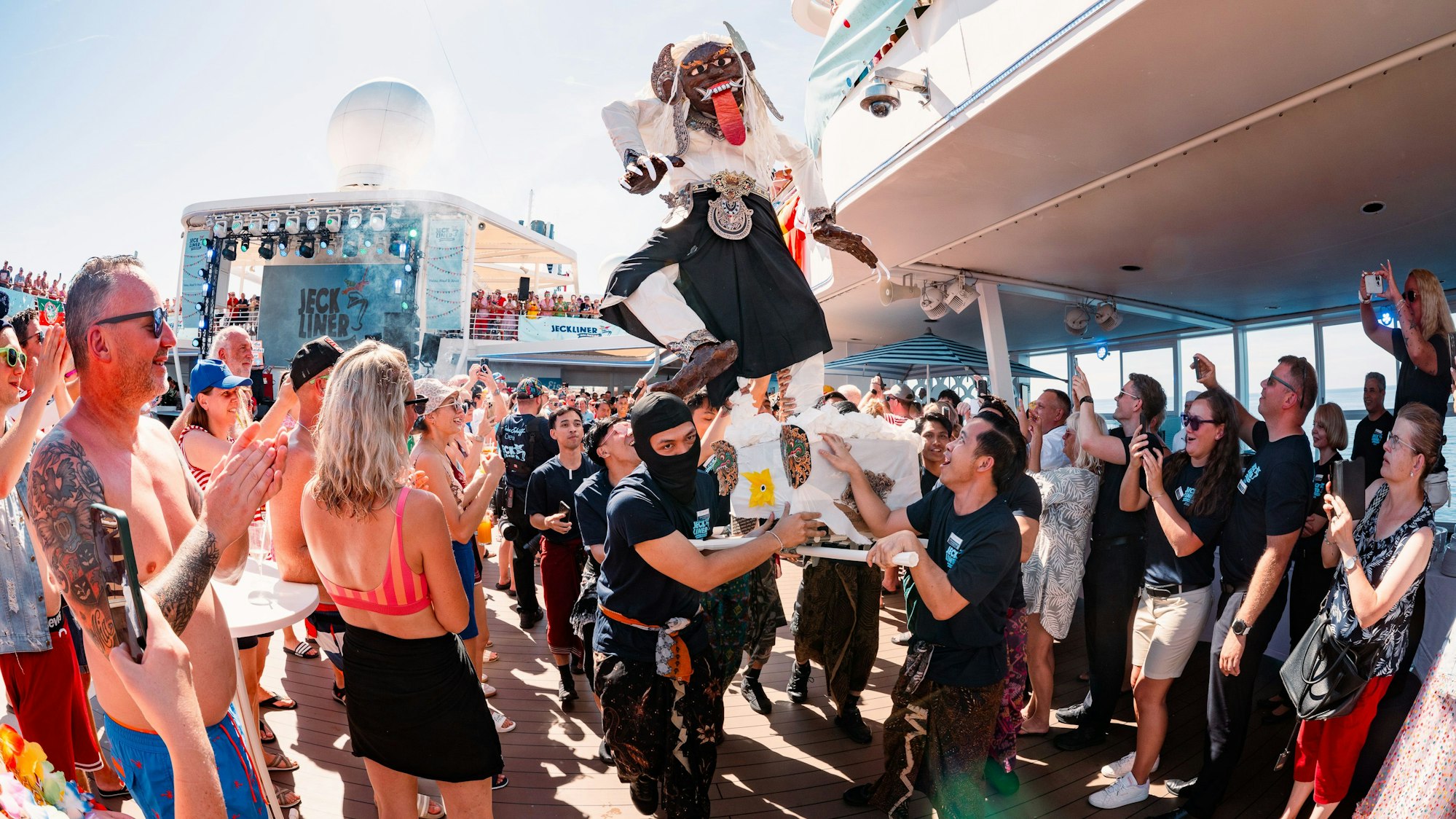 Karnevalsumzug der Crew auf dem Jeckliner.