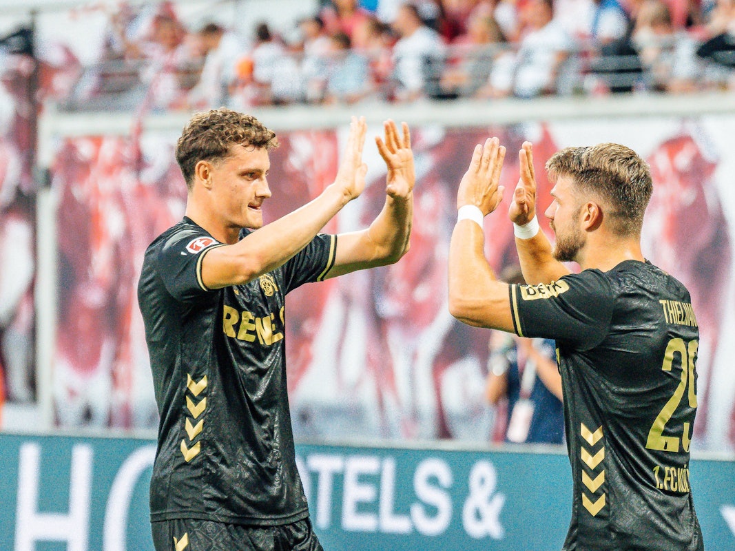 Torschütze Jan Thielmann (1. FC Köln, r.) jubelt mit Eric Martel am 20. September 2025 nach dem zwischenzeitlichen 1:1 bei RB Leipzig.