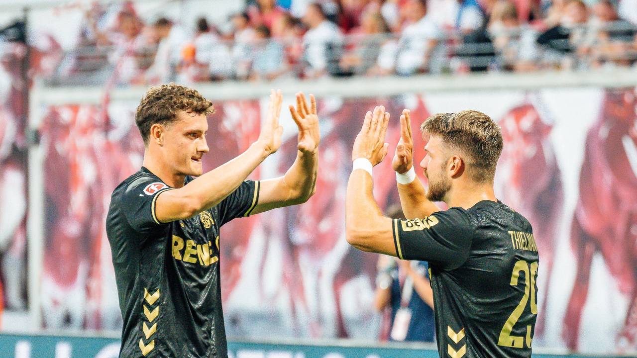 Torschütze Jan Thielmann (1. FC Köln, r.) jubelt mit Eric Martel am 20. September 2025 nach dem zwischenzeitlichen 1:1 bei RB Leipzig.