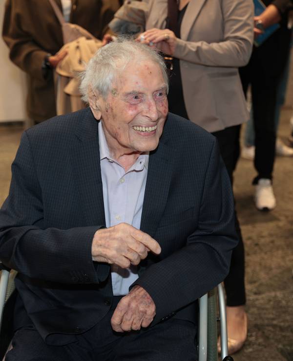 Ludwig Sebus wird im Rollstuhl sitzend ins Rathaus gebracht.