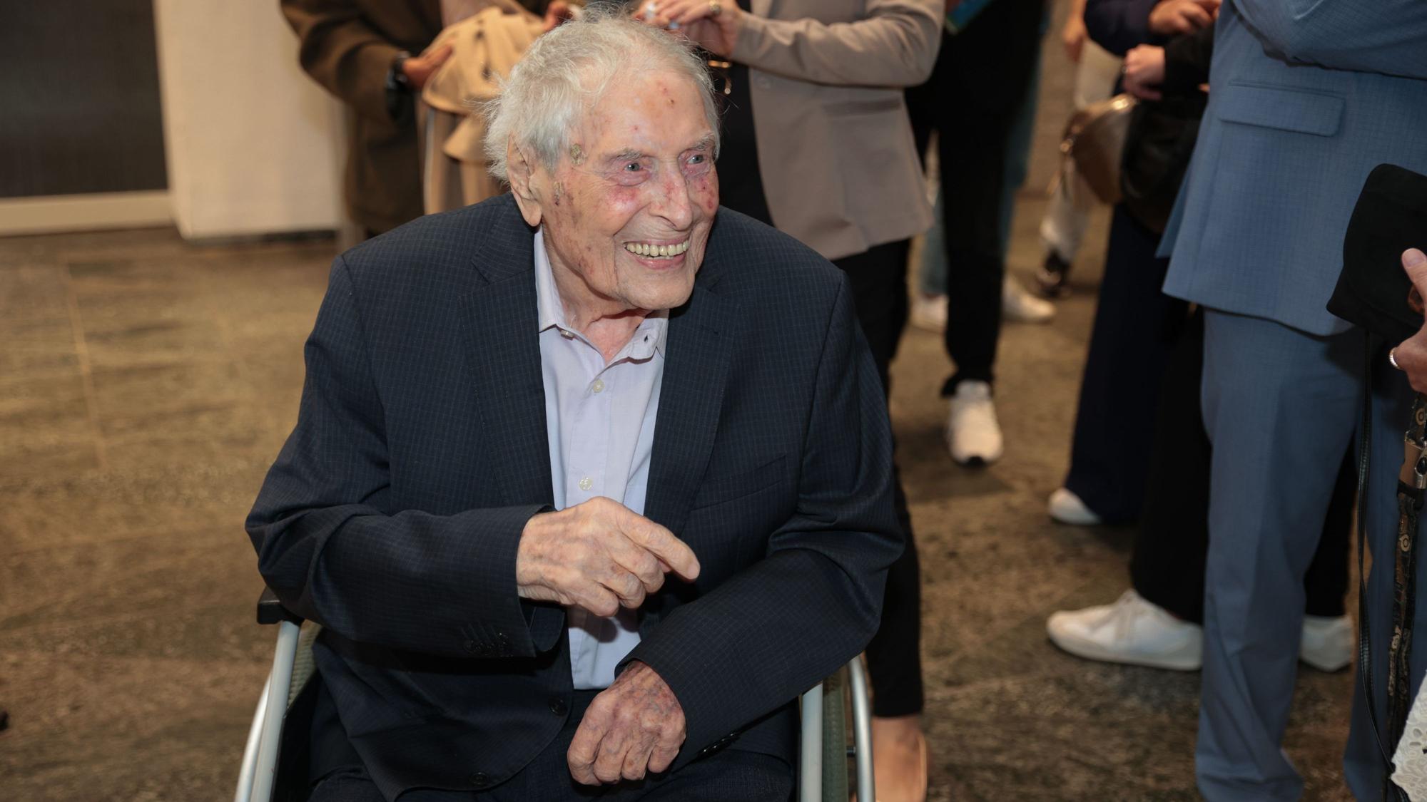 Ludwig Sebus wird im Rollstuhl sitzend ins Rathaus gebracht.