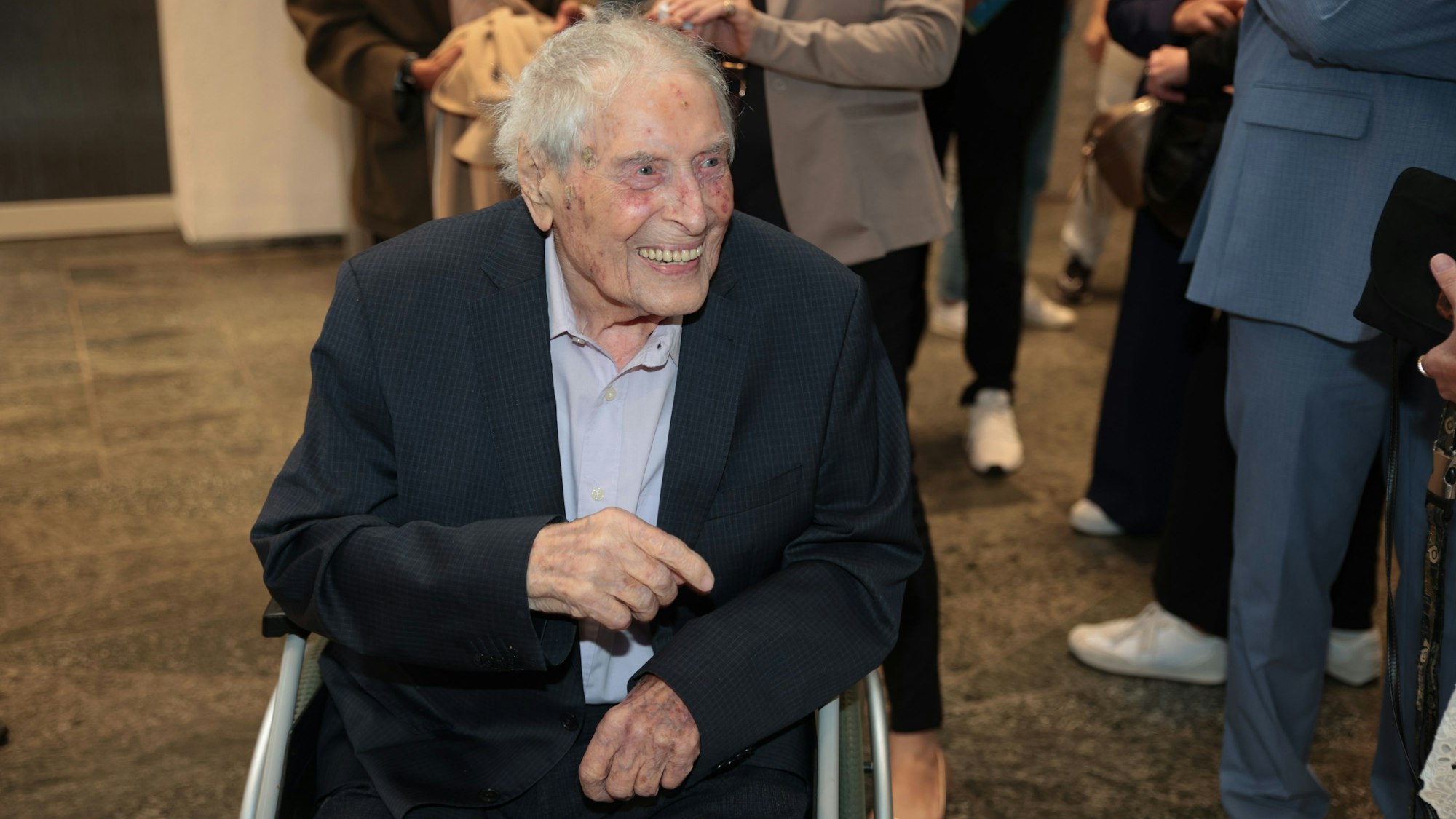 Ludwig Sebus wird im Rollstuhl sitzend ins Rathaus gebracht.