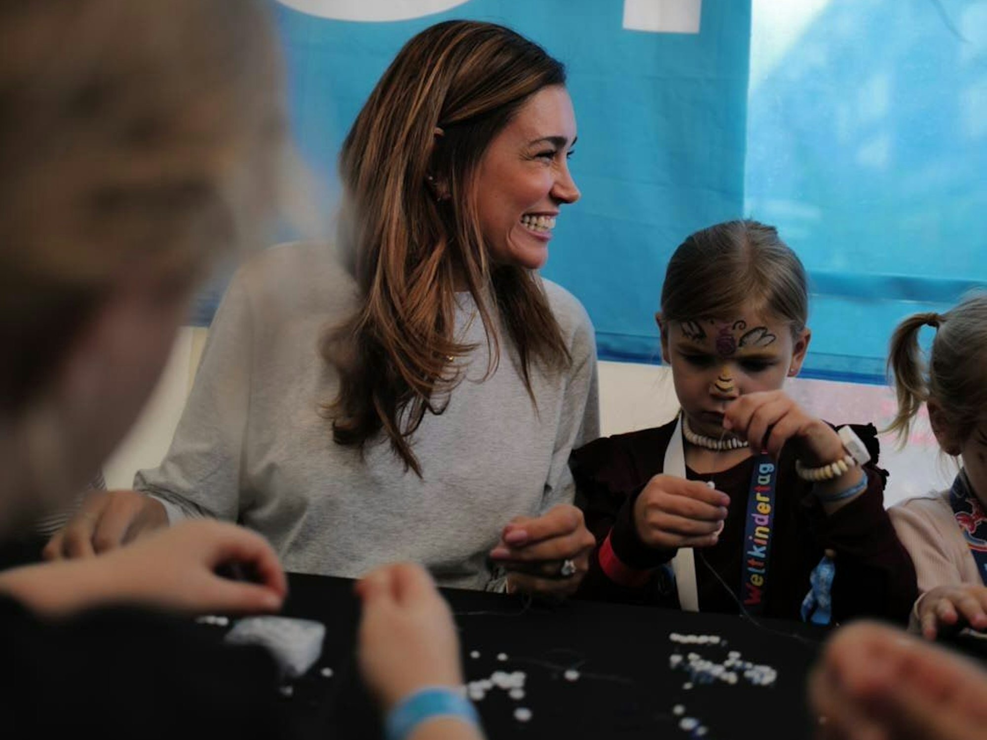 Jana Ina Zarrella bastelt mit Kindern beim Fest in Köln.