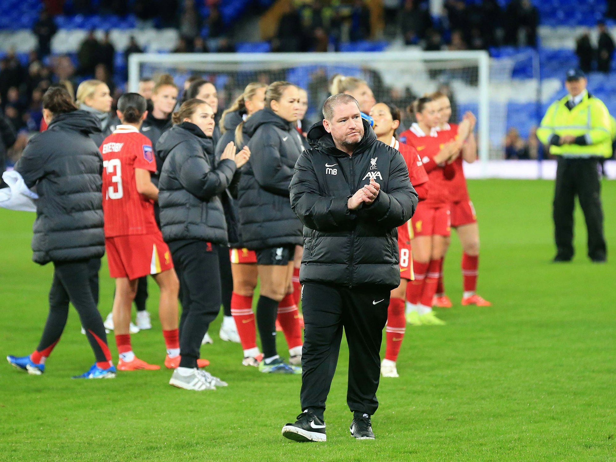 Matt Beard bedankt sich nach einem Spiel bei den Fans.