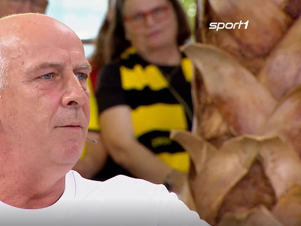 Mario Basler gestikuliert im Doppelpass.