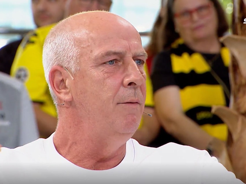 Mario Basler gestikuliert im Doppelpass.