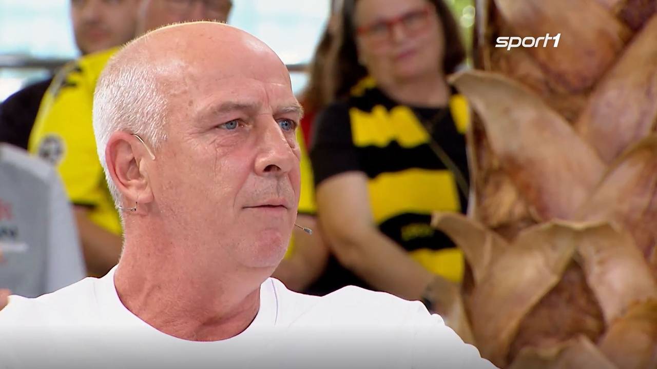 Mario Basler gestikuliert im Doppelpass.