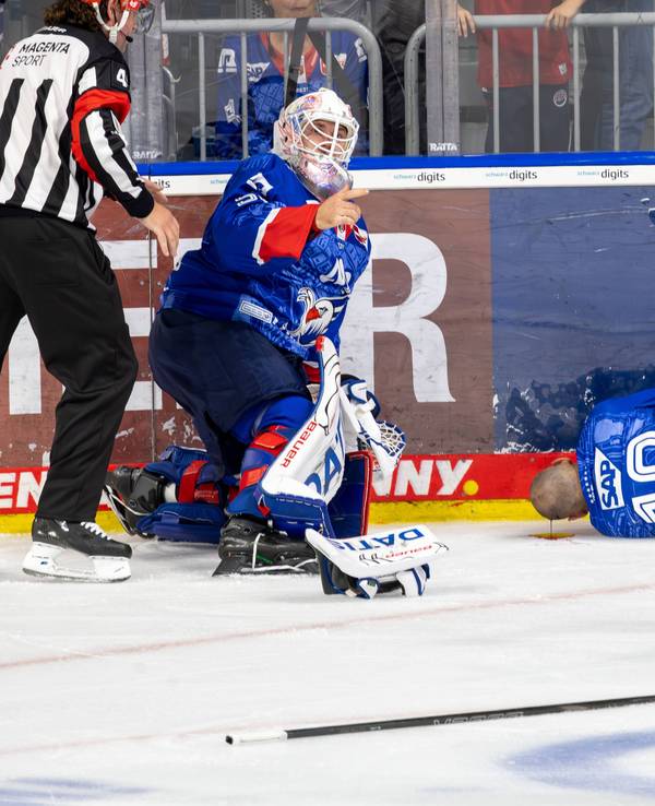 Der schwer verletzte Luke Esposito liegt blutend auf dem Eis.