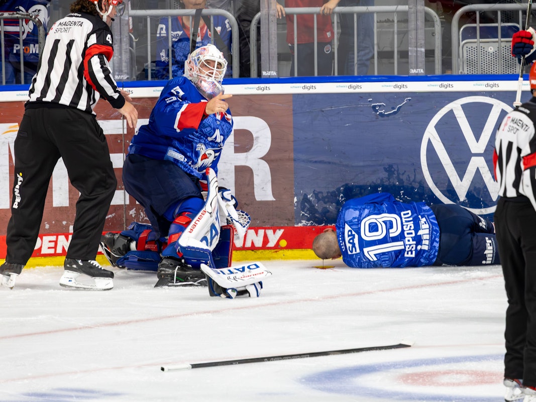 Der schwer verletzte Luke Esposito liegt blutend auf dem Eis.