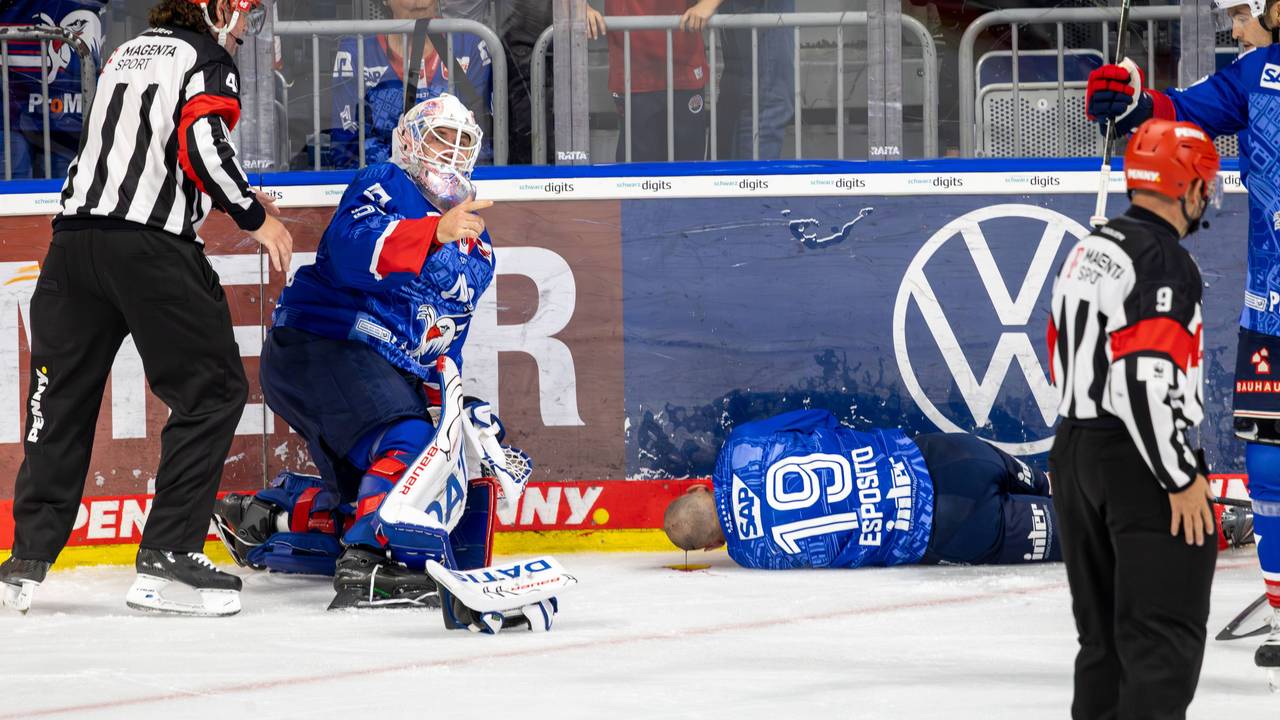 Der schwer verletzte Luke Esposito liegt blutend auf dem Eis.
