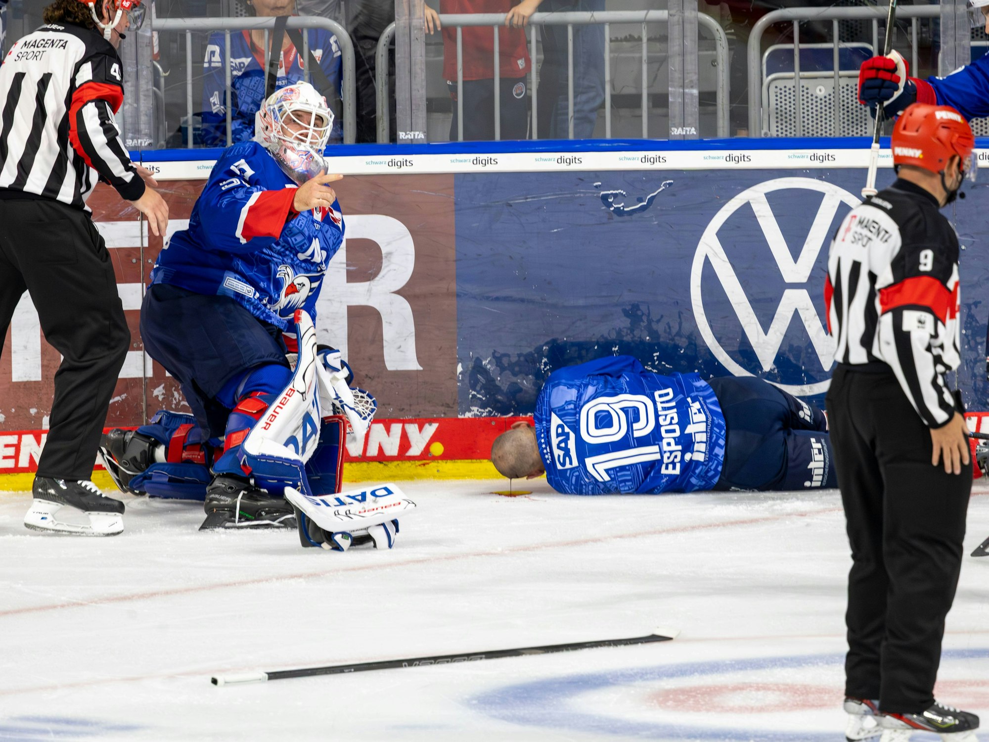 Der schwer verletzte Luke Esposito liegt blutend auf dem Eis.
