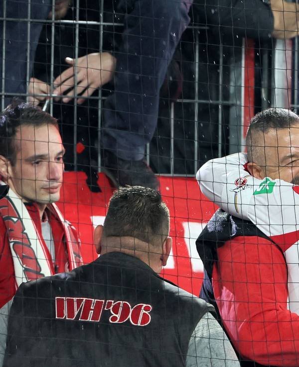 Lukas Podolski umarmt bei seinem Abschiedsspiel FC-Capo Stephan Schell.