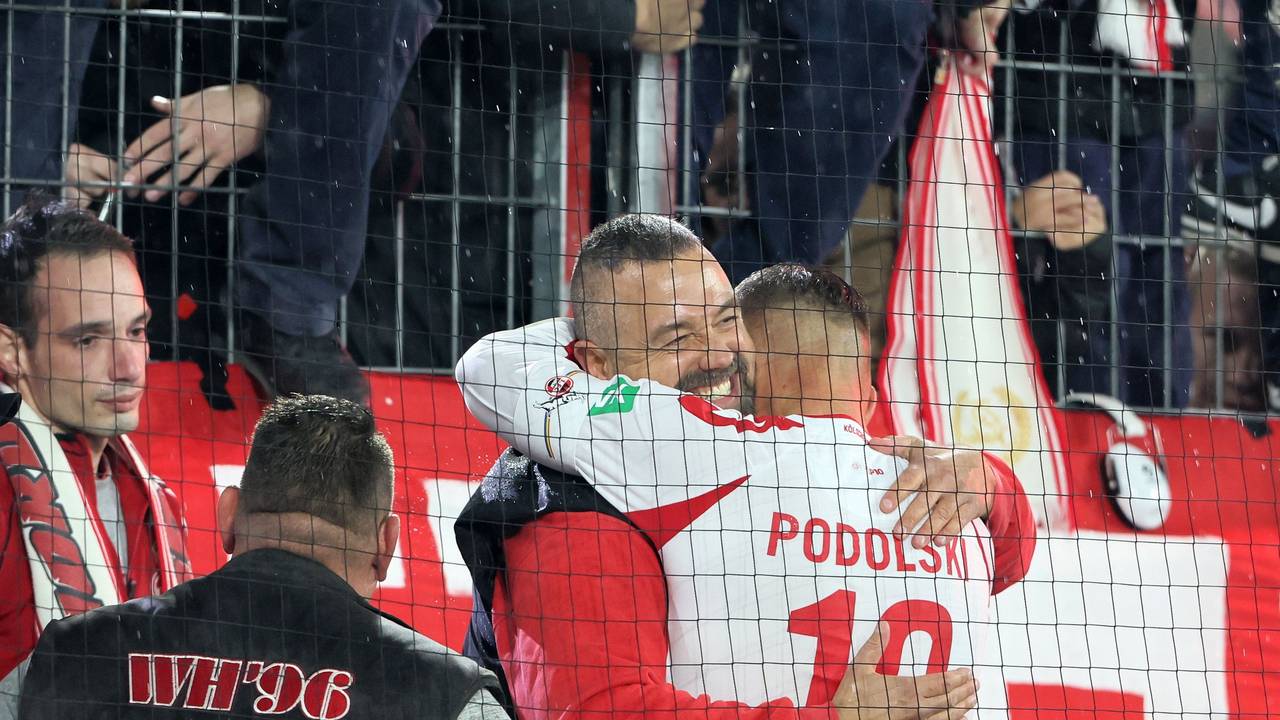 Lukas Podolski umarmt bei seinem Abschiedsspiel FC-Capo Stephan Schell.