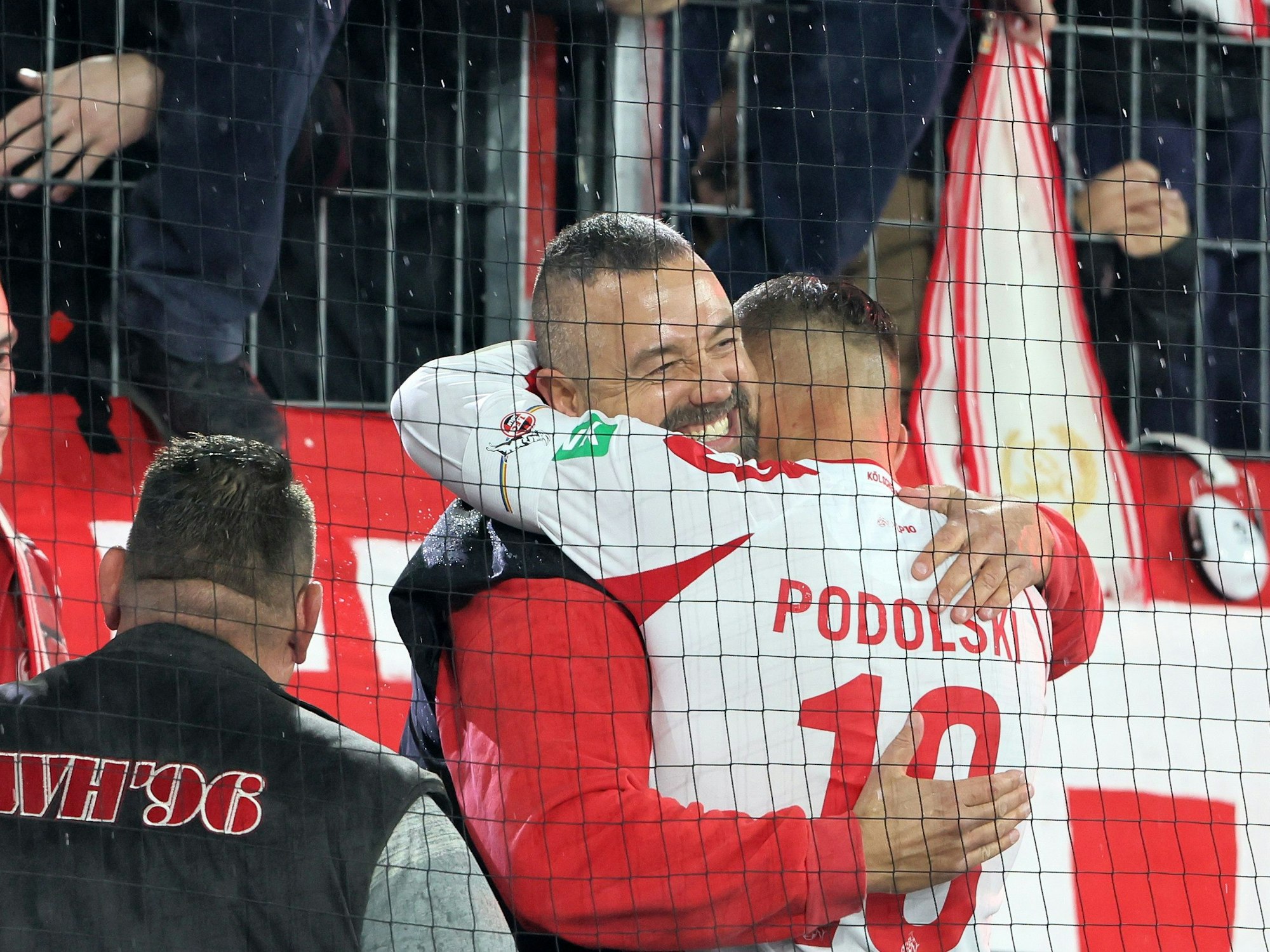 Lukas Podolski umarmt bei seinem Abschiedsspiel FC-Capo Stephan Schell.