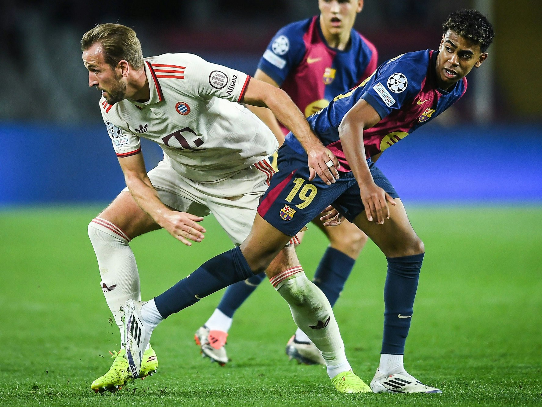 Harry Kane und Lamine Yamal im Duell um den Ball.