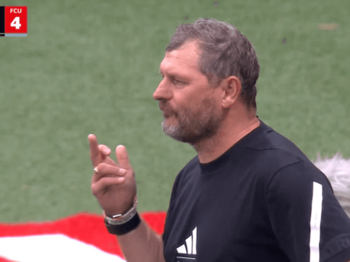 Steffen Baumgart macht eine Geste mit seiner Hand.