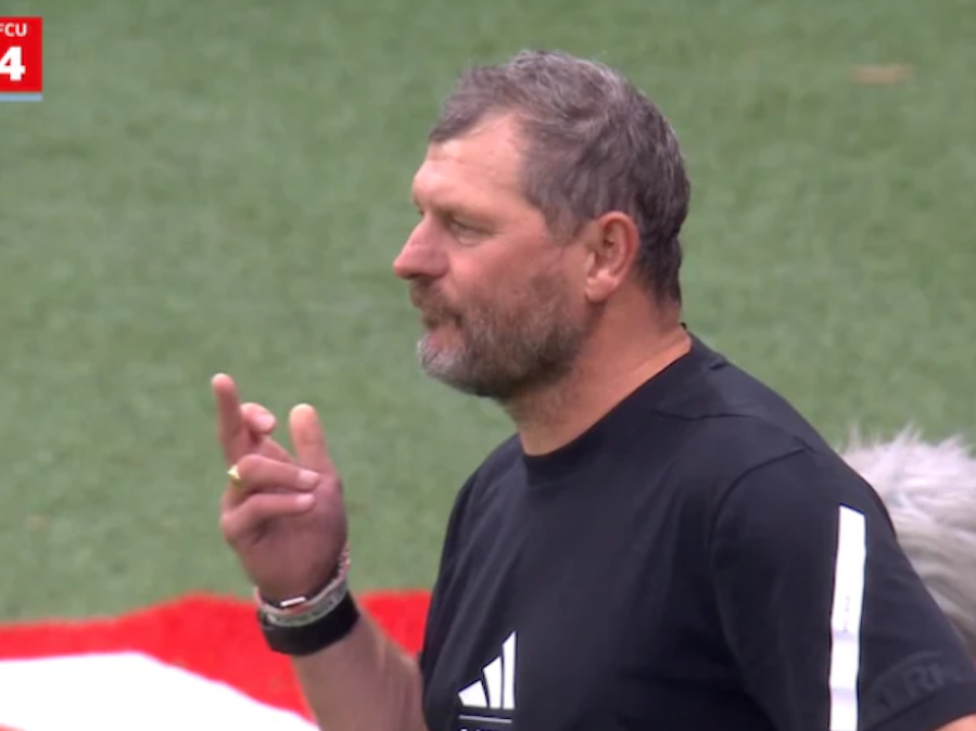 Steffen Baumgart macht eine Geste mit seiner Hand.