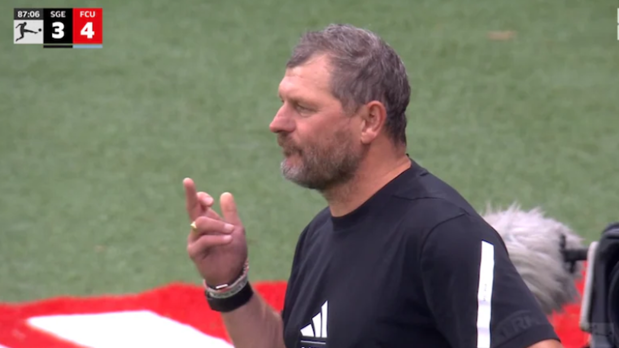 Steffen Baumgart macht eine Geste mit seiner Hand.