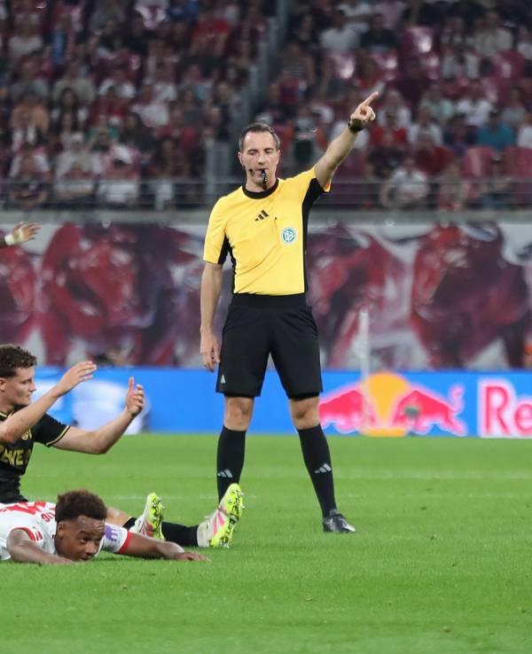 Schiedsrichter Benjamin Brand gibt RB Leipzig nach einem Foul von Eric Martel an Assan Ouedraogo auf Freistoß.