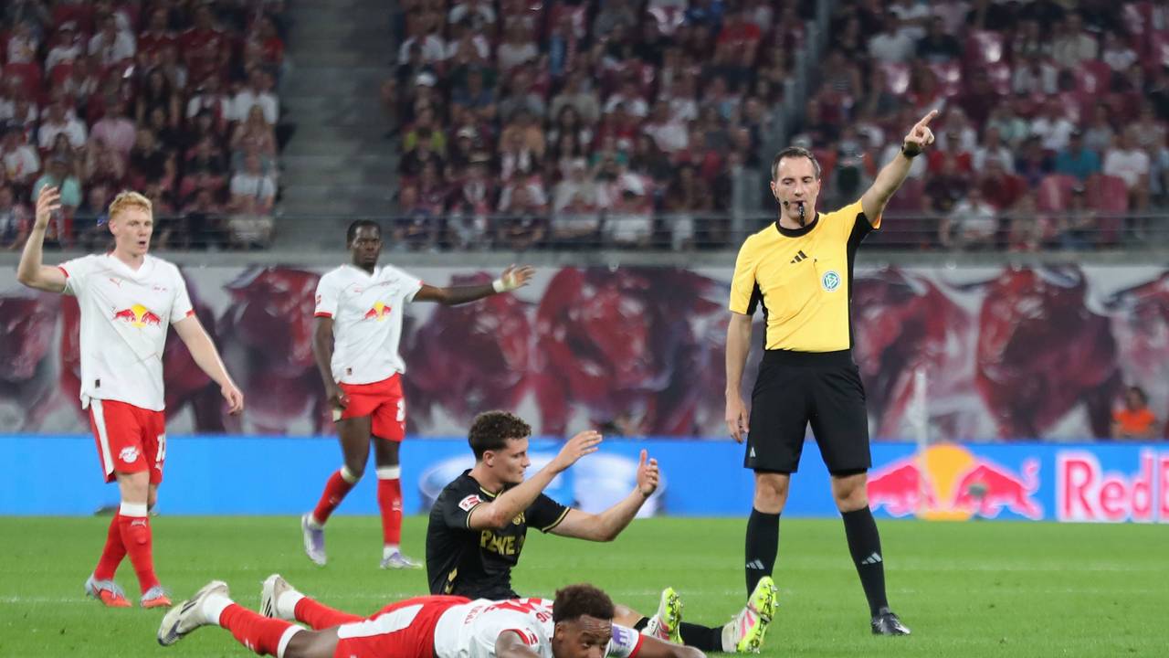 Schiedsrichter Benjamin Brand gibt RB Leipzig nach einem Foul von Eric Martel an Assan Ouedraogo auf Freistoß.