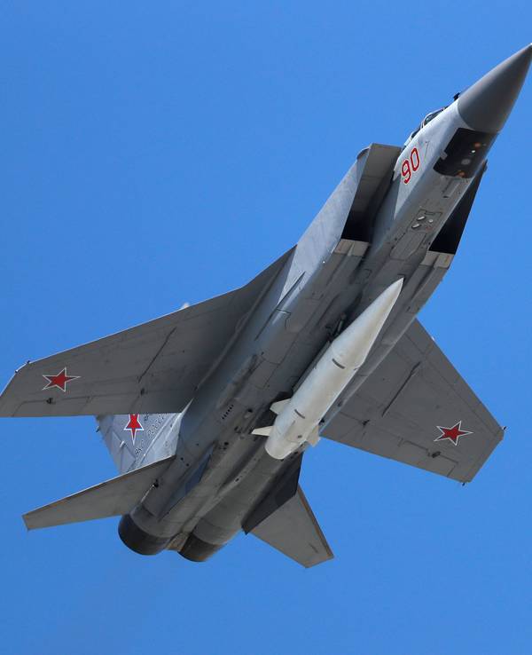 Ein Kampfjet fliegt am Himmel.