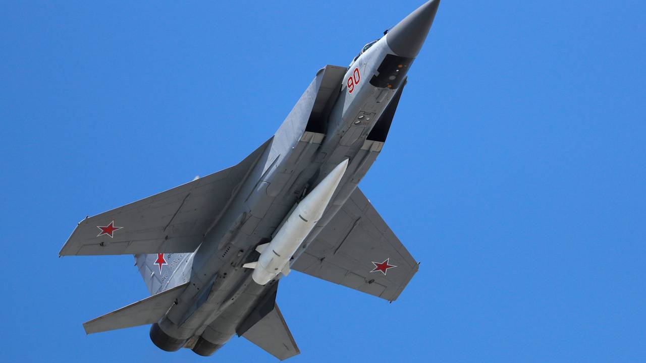 Ein Kampfjet fliegt am Himmel.