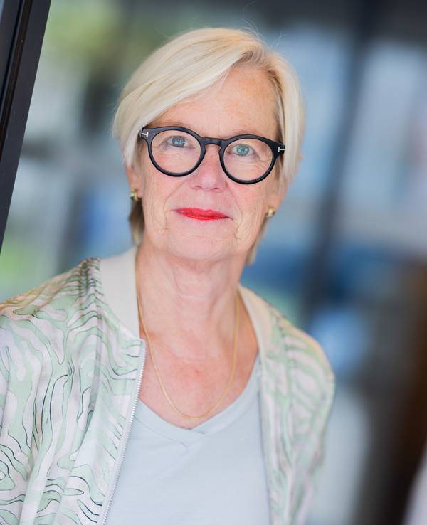 Juristin Stephanie Thien, Dienststellenleiterin des Landesamts zur Bekämpfung der Finanzkriminalität (LBF), steht im Eingangsbereich ihrer Behörde.