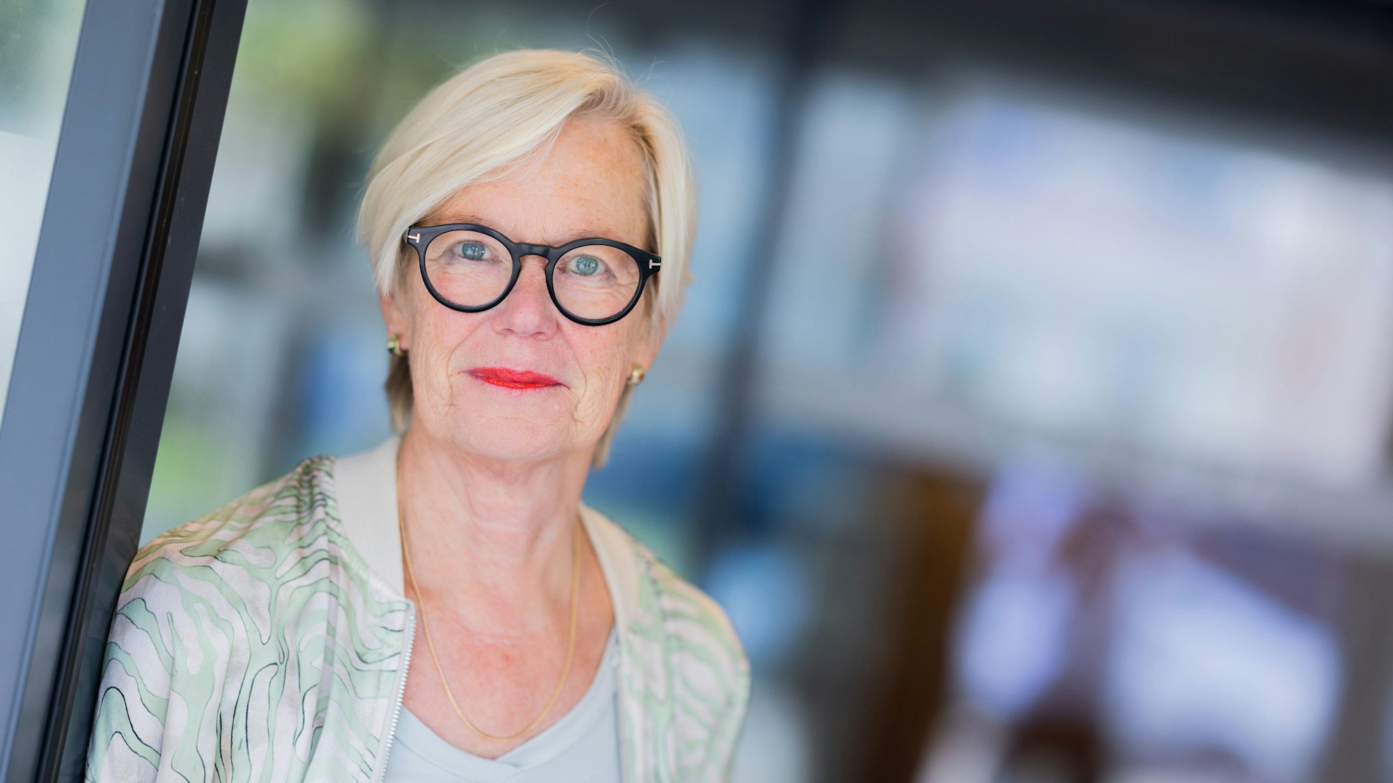 Juristin Stephanie Thien, Dienststellenleiterin des Landesamts zur Bekämpfung der Finanzkriminalität (LBF), steht im Eingangsbereich ihrer Behörde.