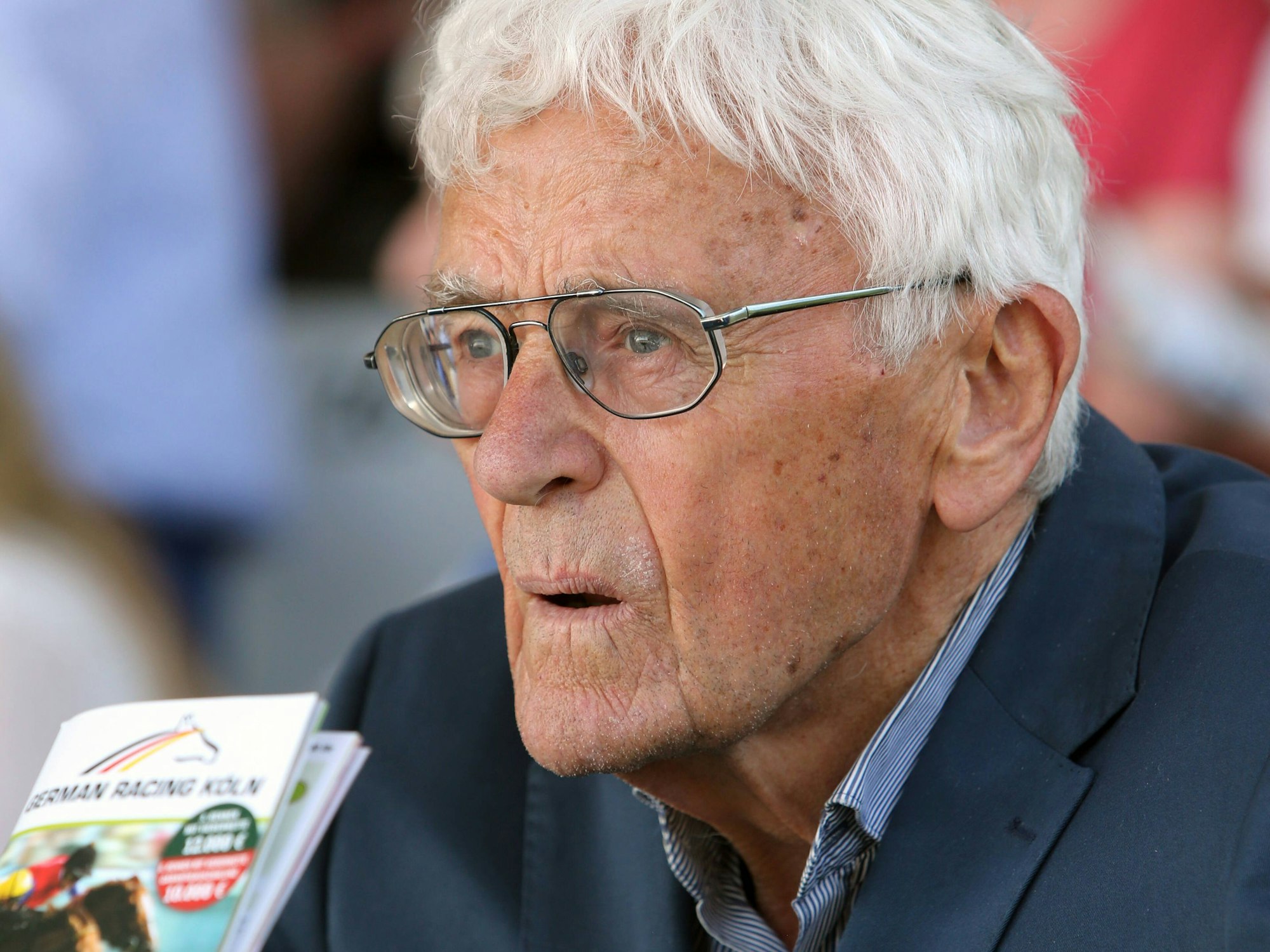 Dietmar Schott hält ein Heft in der Hand.