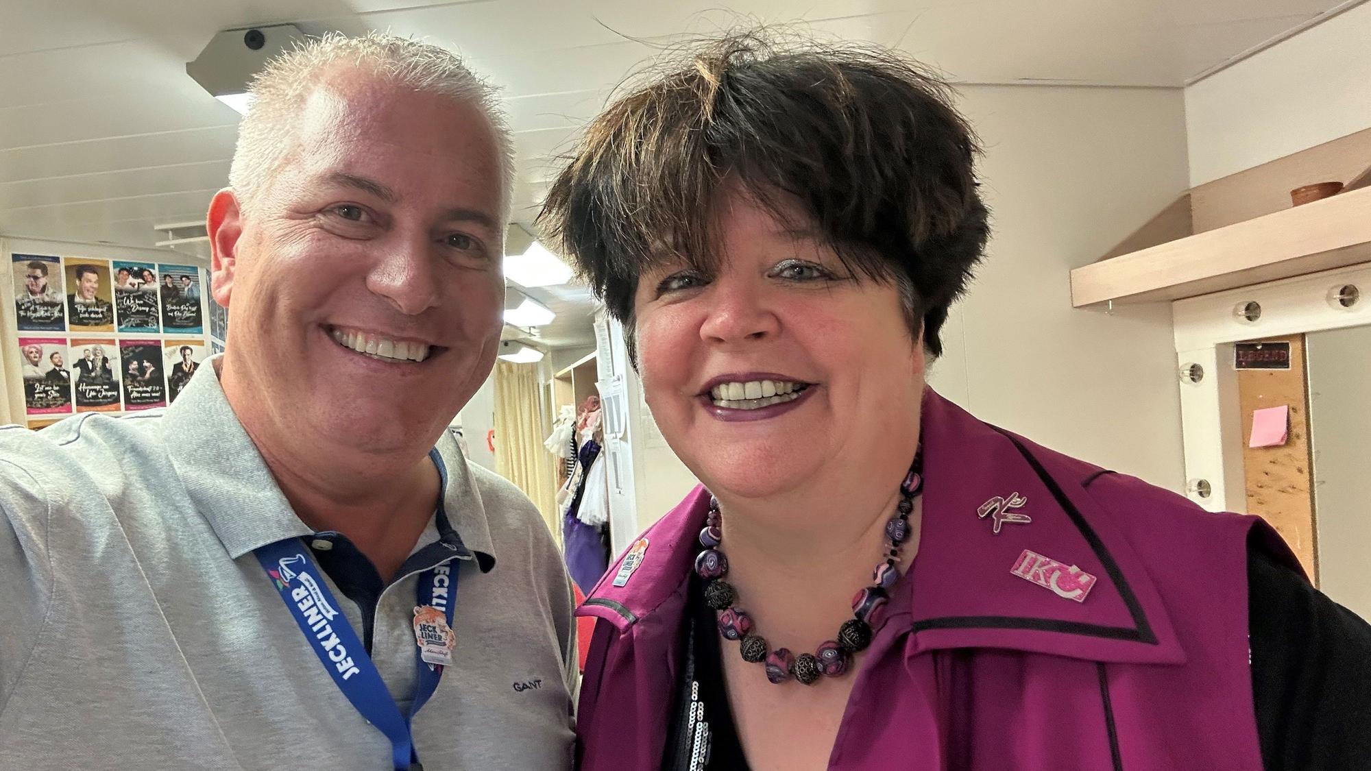 Marcel Schwamborn macht ein Selfie mit Ingrid Kühne.