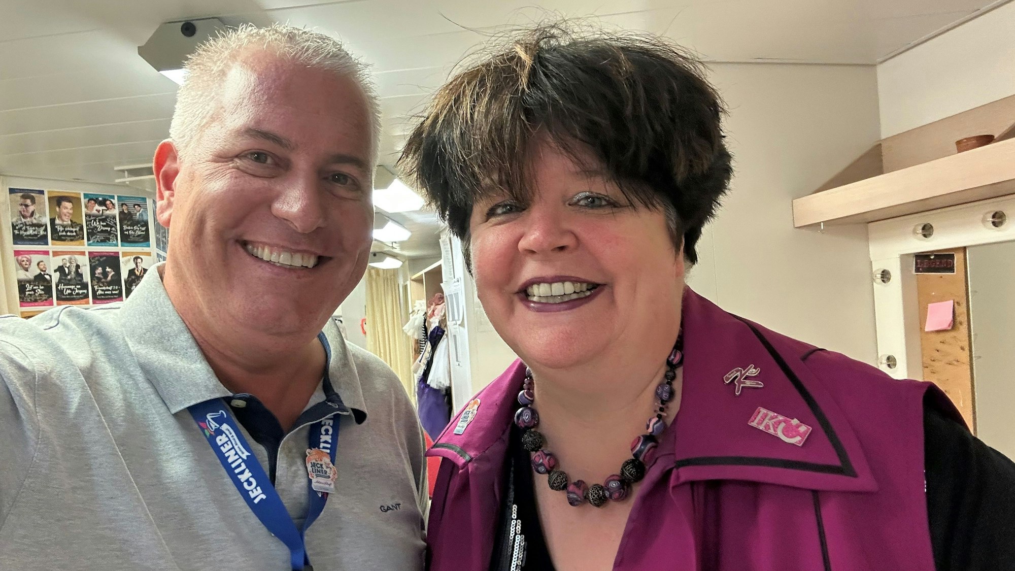 Marcel Schwamborn macht ein Selfie mit Ingrid Kühne.
