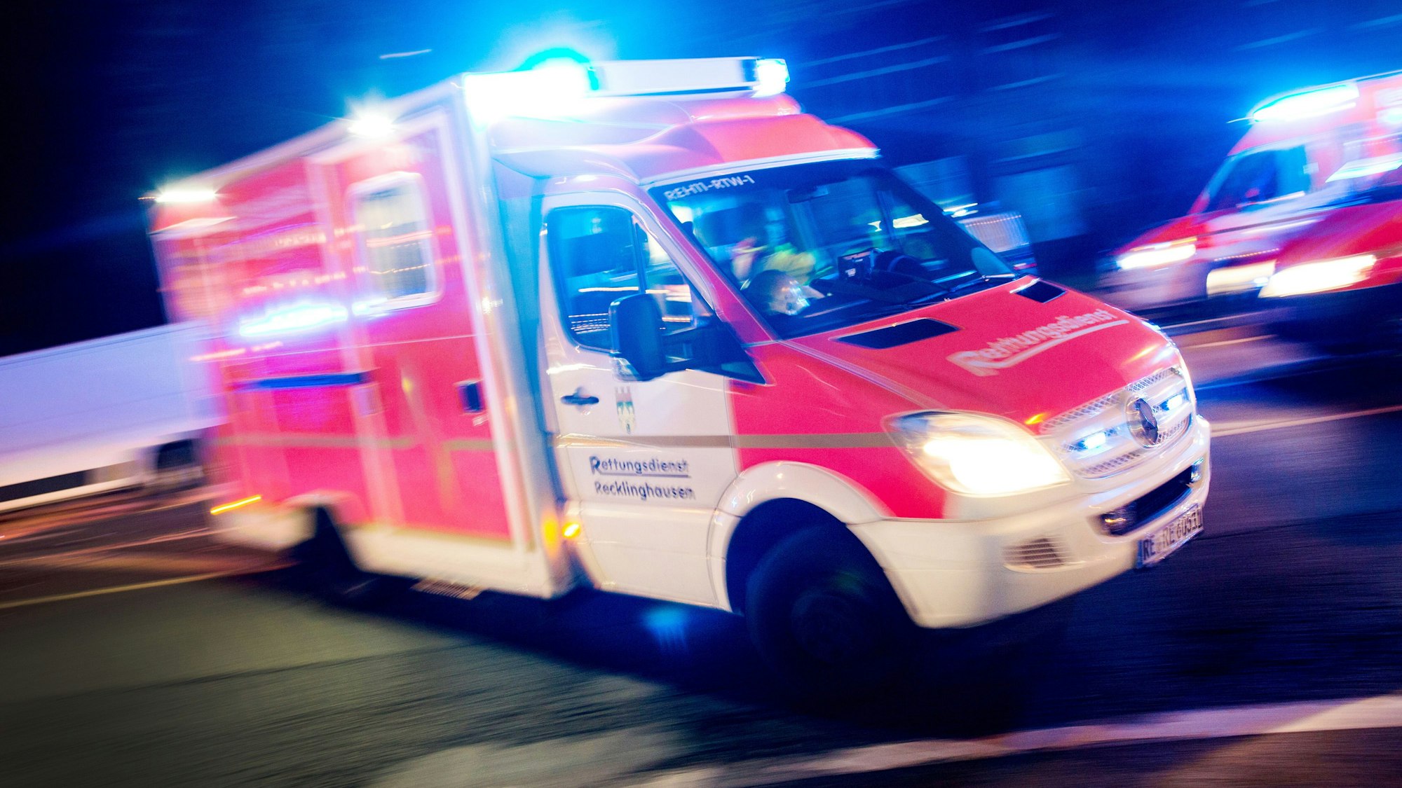 Ein Rettungswagen bei einer Einsatzfahrt