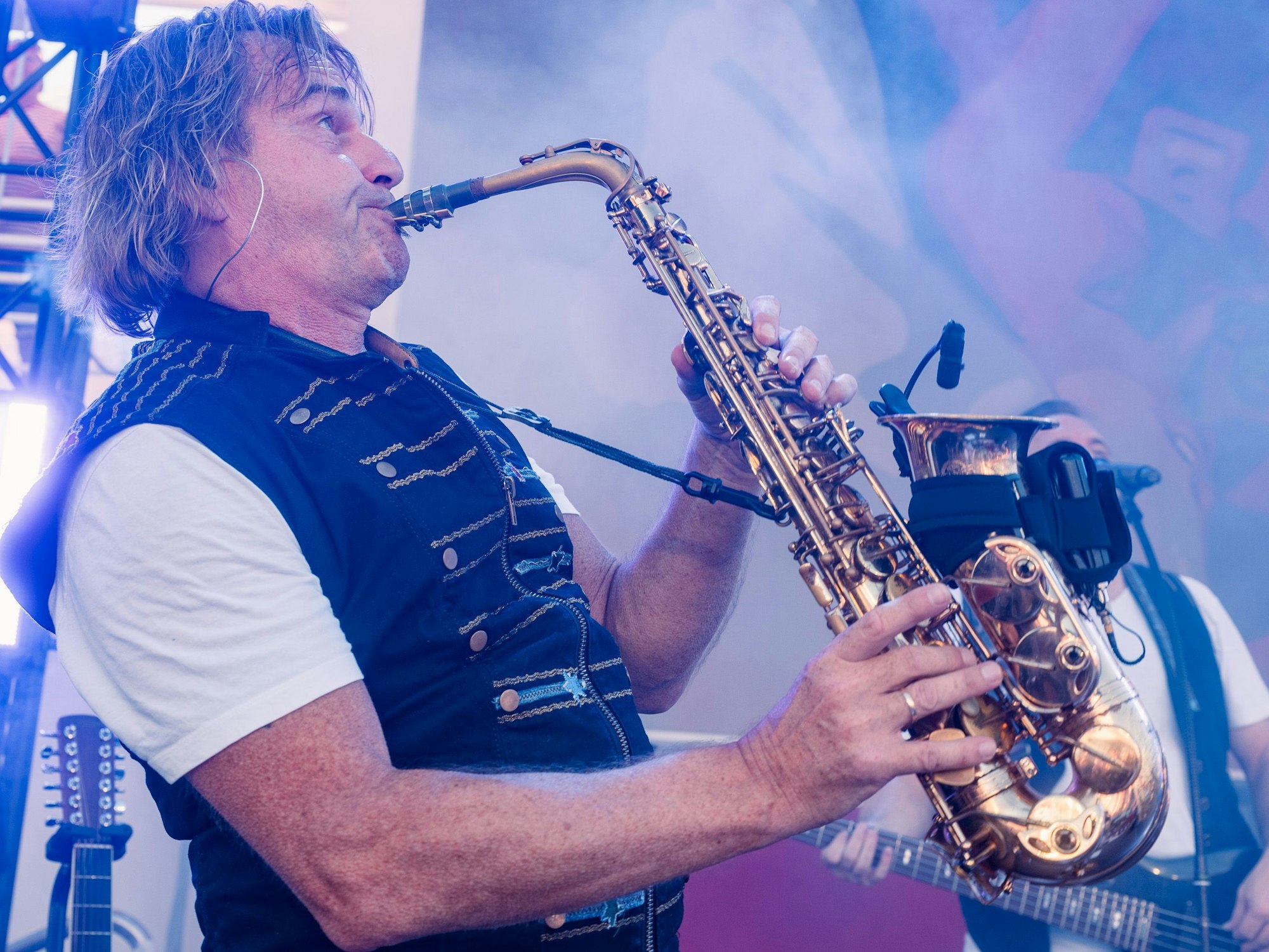 Jens Streifling spielt Saxofon auf der Bühne.