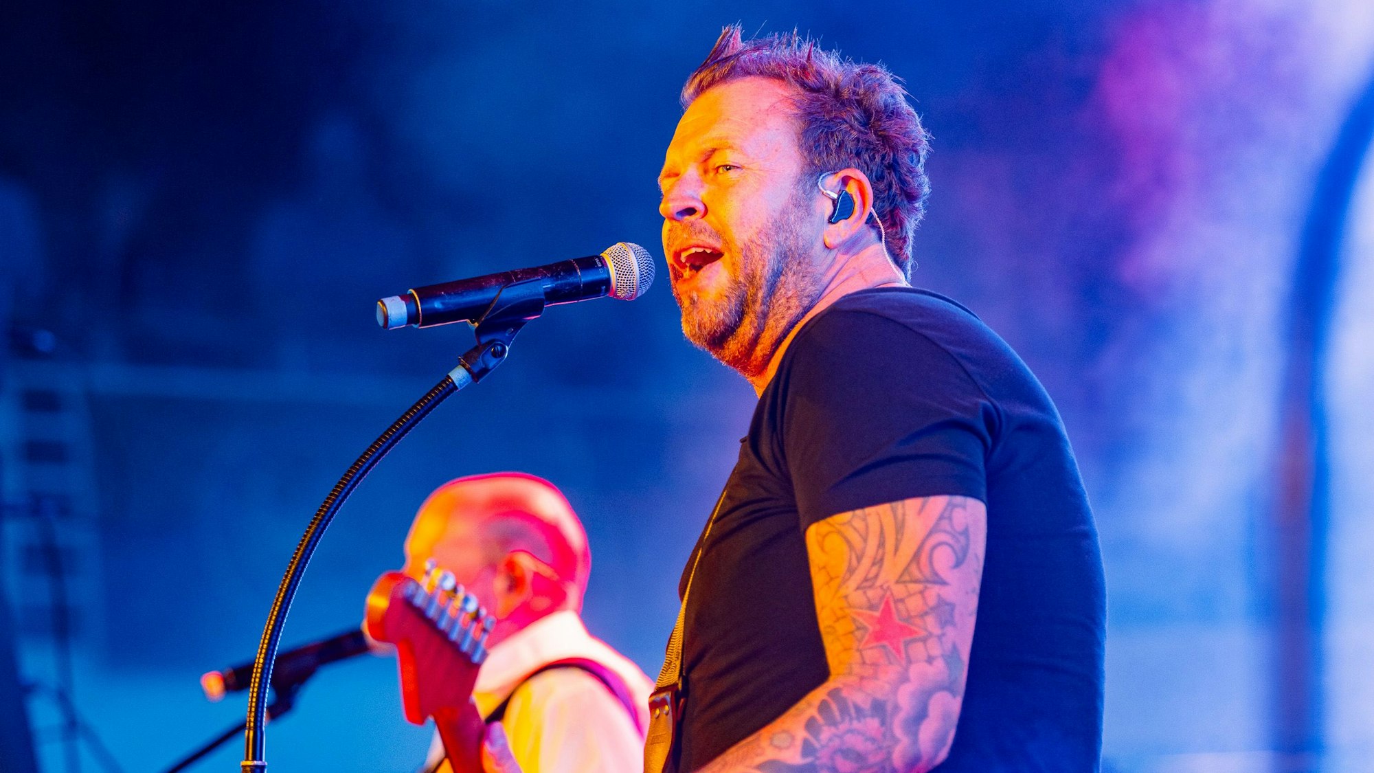 Sven Welter singt mit seiner Band auf der Bühne.