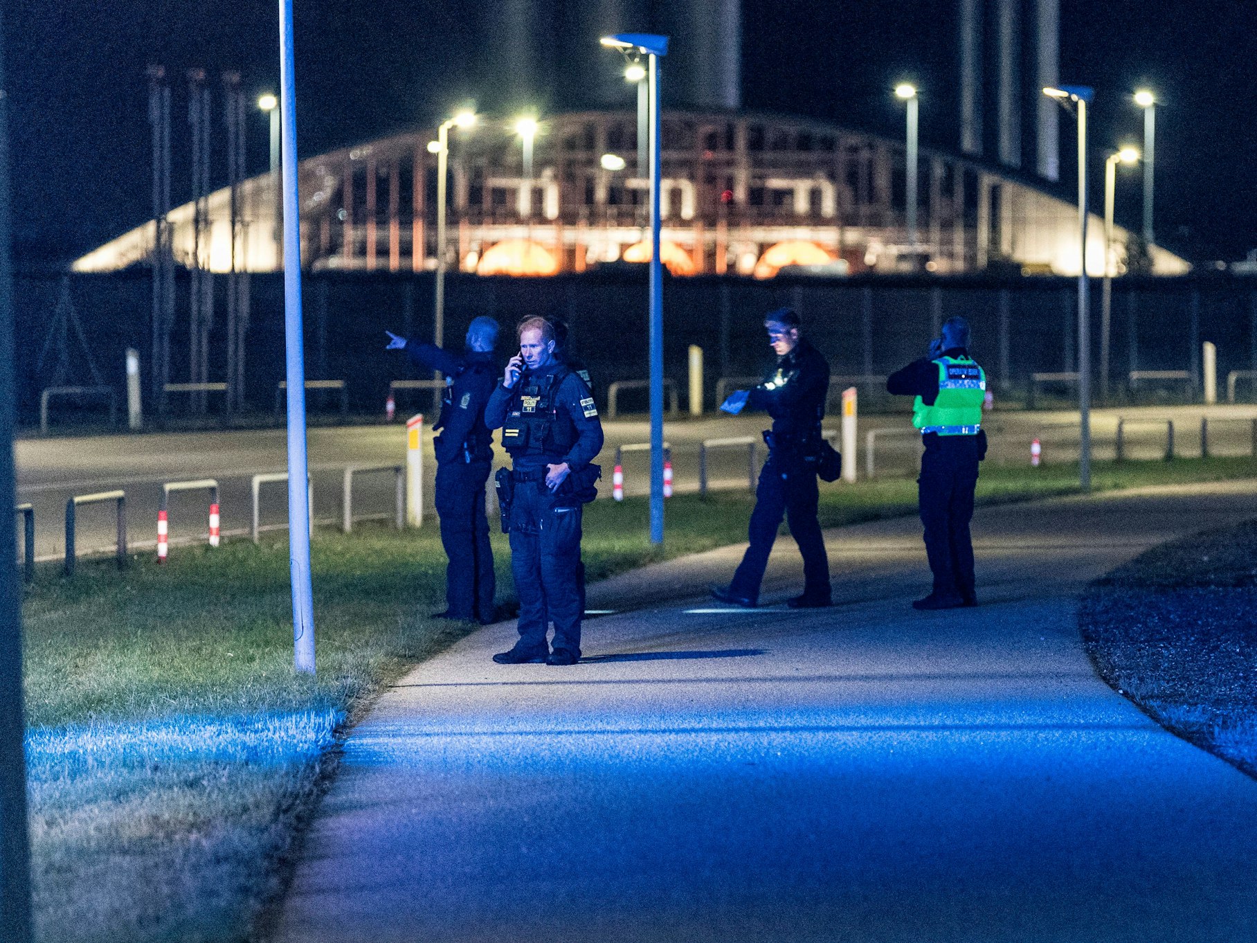 Die dänische Polizei ist am Flughafen Kopenhagen präsent, wo Flugzeuge aufgrund von Drohnen am Montag, dem 22. September 2025, weder landen noch starten können.
