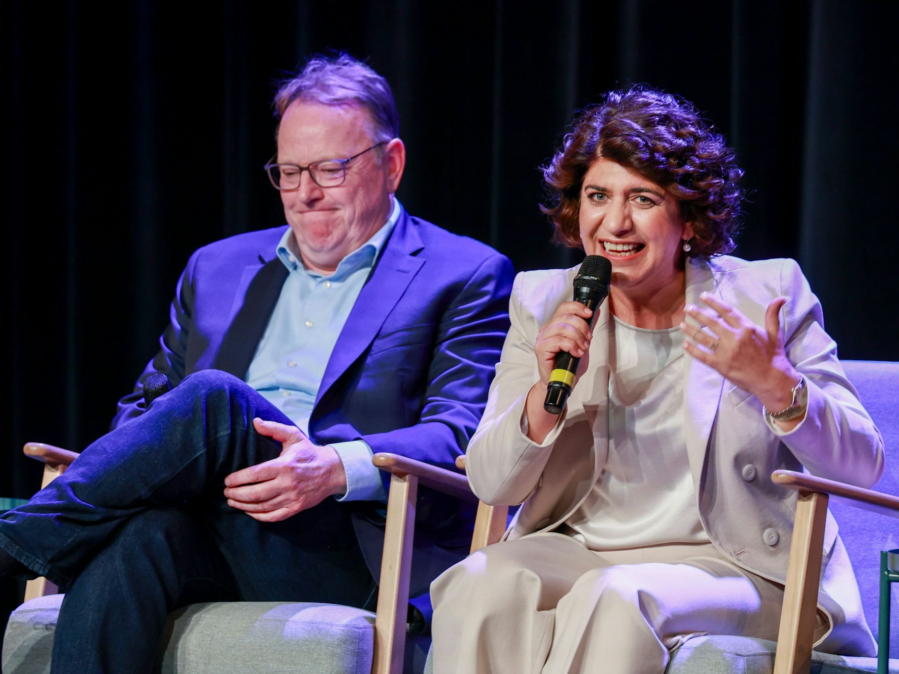 Die Kölner OB-Kandidaten Berivan Aymaz (r.) und Torsten Burmester am Montagabend im Comedia-Theater.