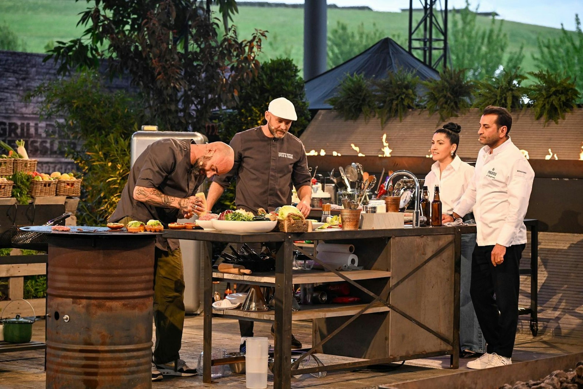 Sie wollten Steffen Henssler im Coach-Special bezwingen: Die Gebrüder Eggert Stefan und Matthias, Elif Oskan und GDH-Stammgast Ali Güngörmüş (von links). (Bild: RTL/Markus Hertrich)