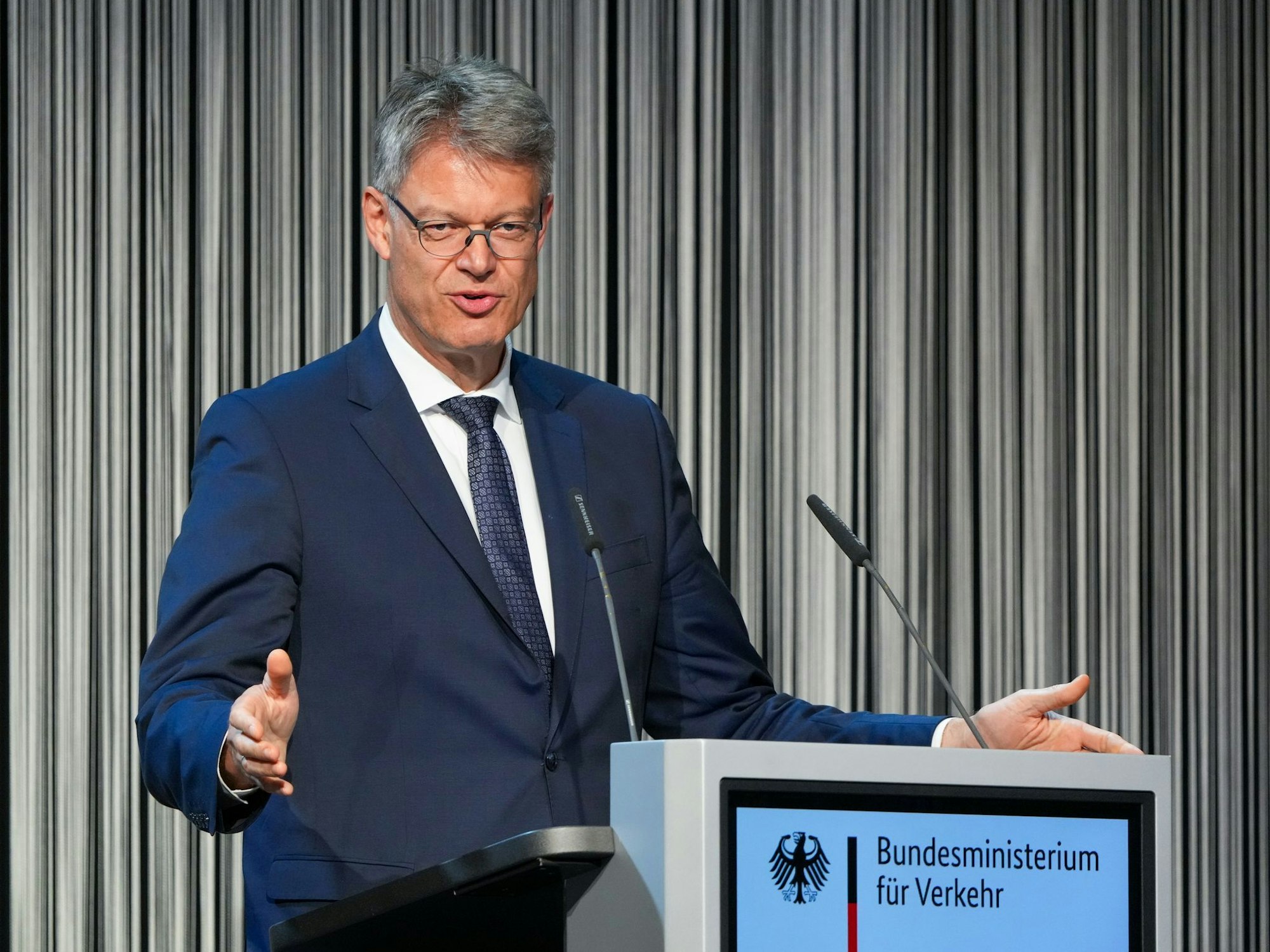 Verkehrsminister Patrick Schnieder (CDU) steht an einem Rednerpult und spricht.