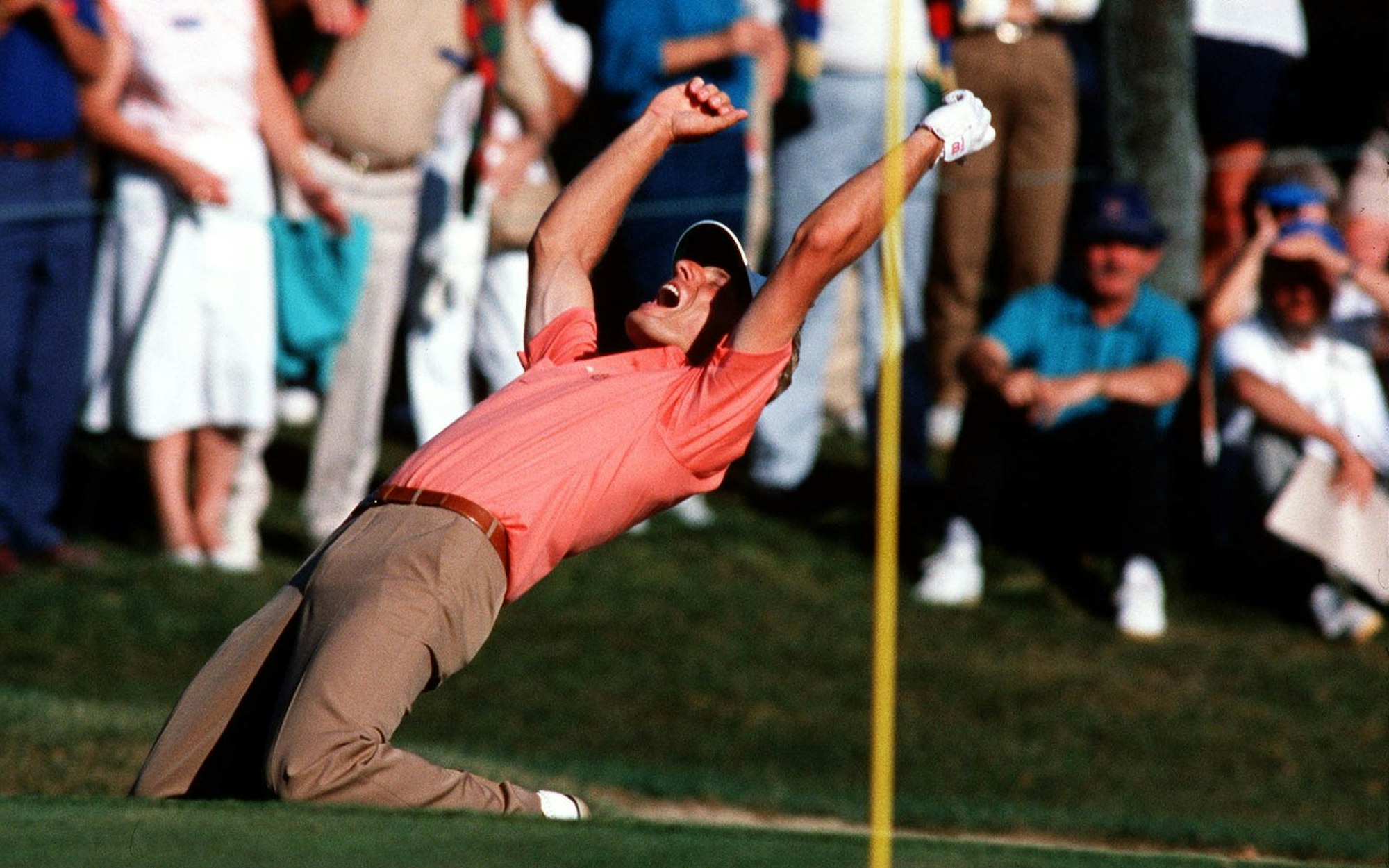 Bernhard Langer jubelt über den Gewinn des Ryder Cup. So etwas wie die Weltmeisterschaft des Golfsports, in dem die besten amerikanischen Profis gegen die besten europäischen Spieler antreten. Bernhard Langer gewann ihn in den Jahren 1985, 1987, 1995, 1997, 2002 und 2004. Bei den US-Masters siegte Langer in den Jahren 1985 und 1993. (Bild: Getty / Bob Thomas)