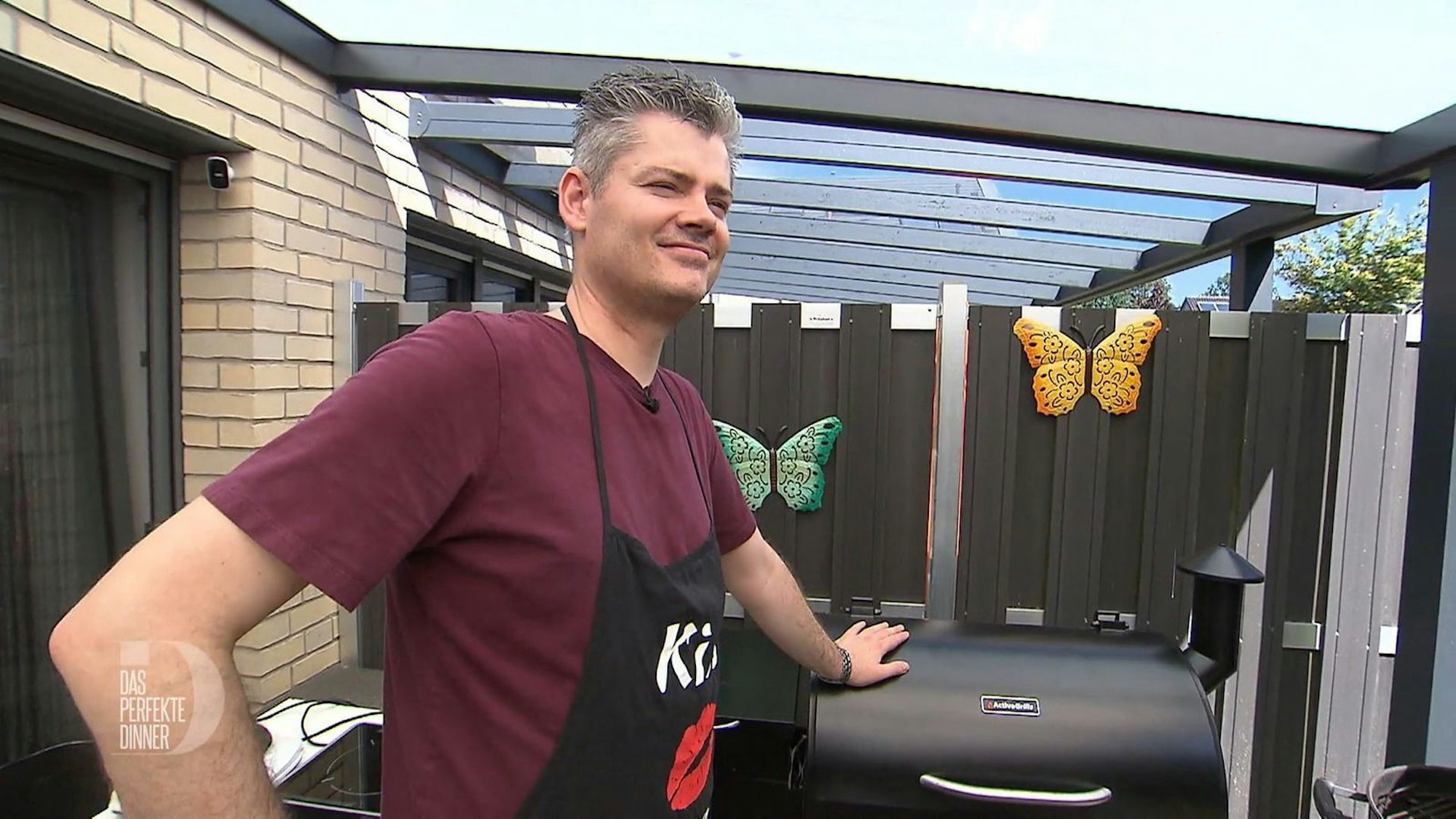 Rainer liebt es, in seiner Outdoor-Küche zu grillen und zu smoken.
(Bild: RTL)