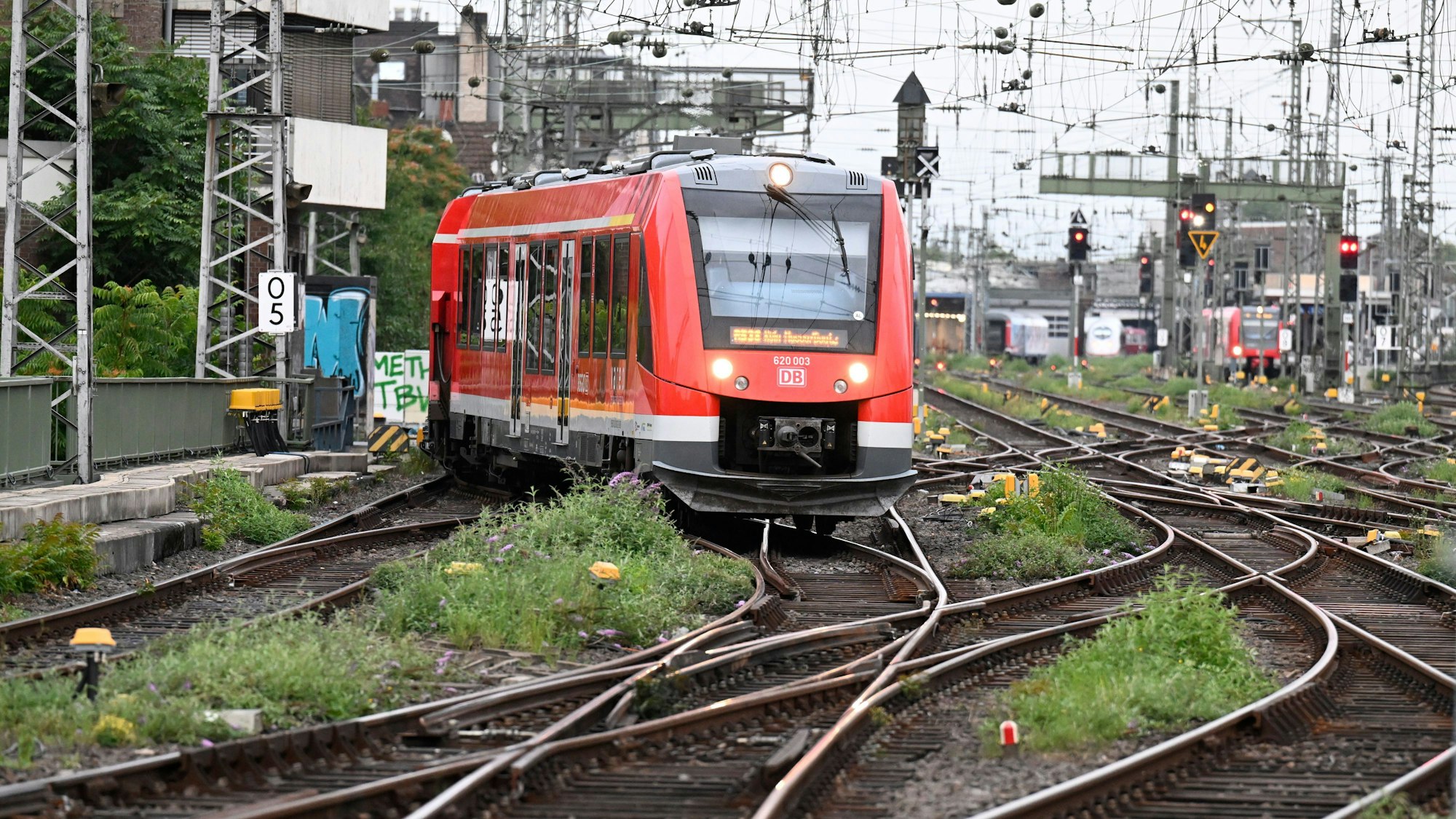 Ein Regional-Zug der Deutschen Bahn fährt in den Kölner Hauptbahnhof ein.