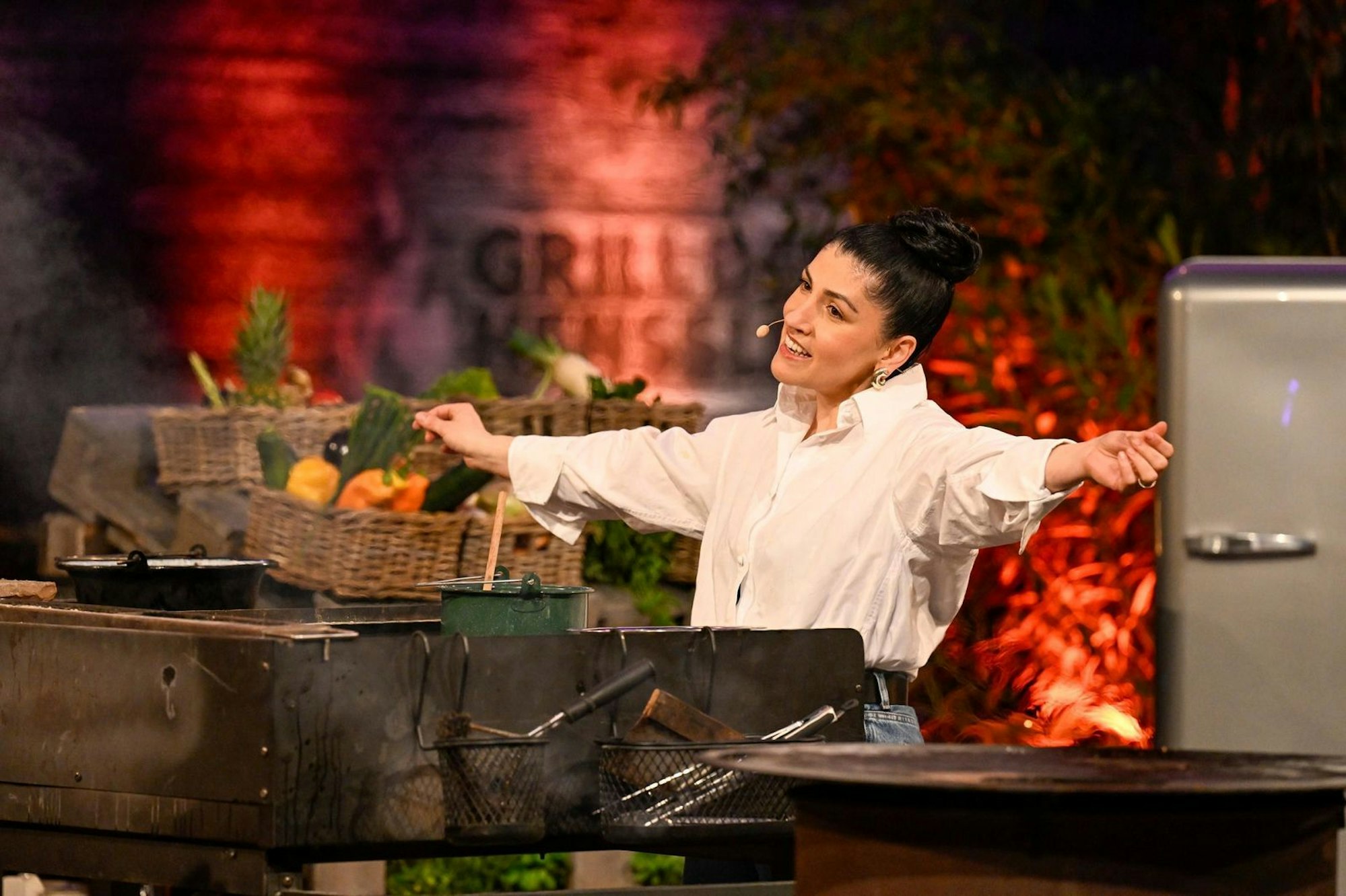 Elif Oskan ist eine der weltbesten Patessières. Aber vor dem Dessert-Menü, das das Publikum auswählte, hatte auch sie Respekt: „Avocado, Beefbacon und Ingwer in Küchlein-Form“. Henssler: „Ein Glück, dass ich das nicht essen muss.“ (Bild: RTL/Markus Hertrich)