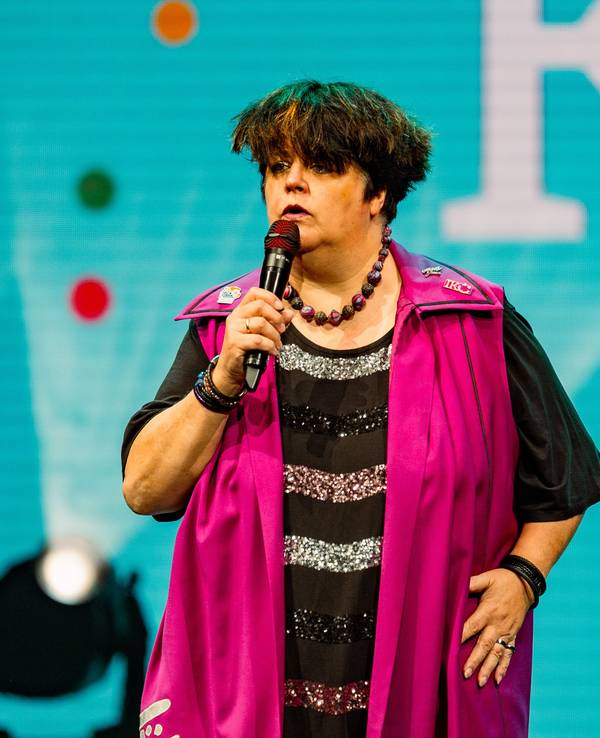 Ingrid Kühne steht mit Mikrofon auf der Jeckliner-Bühne.